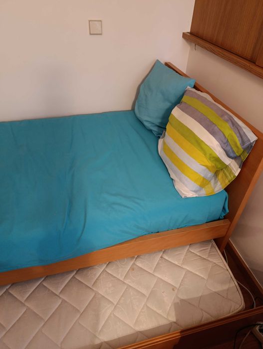 Cama de solteiro com colchão duplo