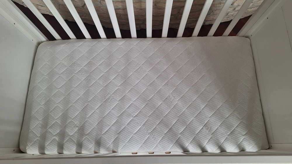 Drewniane białe łóżeczko Woodies Smooth Cot 120×60 szuflada materac
