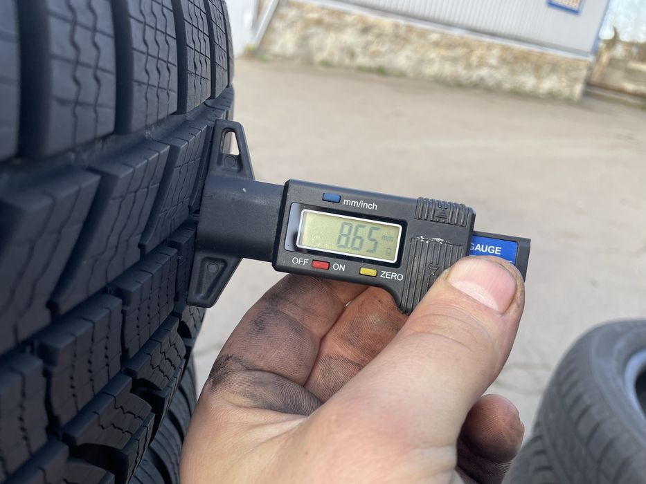 Практично нові зимові шини Continental 215/65 R17