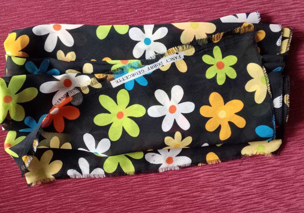 Відрізи різних тканин, різних розмірів, різних фактур.