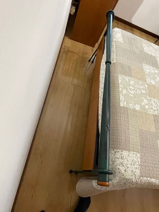 Cama 140*200 de ferro e estrado em muito bom estado