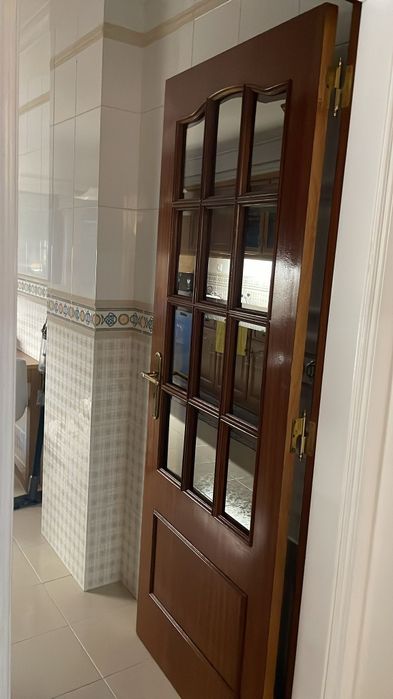 Portas interiores em bom estado com dobradiças e puxadores