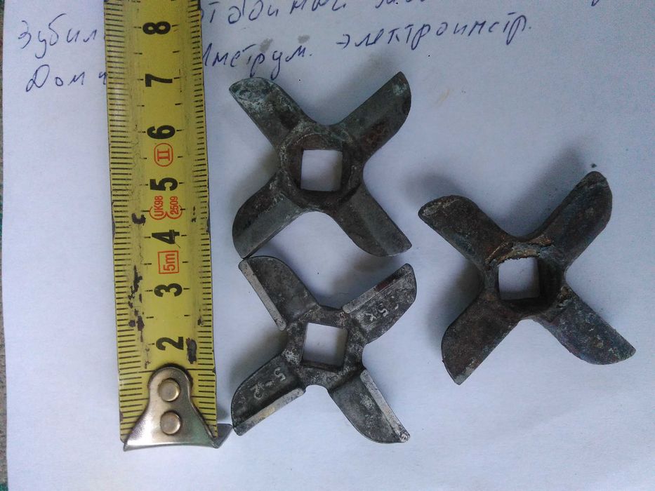 Мясорубка ручная СССР (чугунная) 1979 г. и насадки к ней.