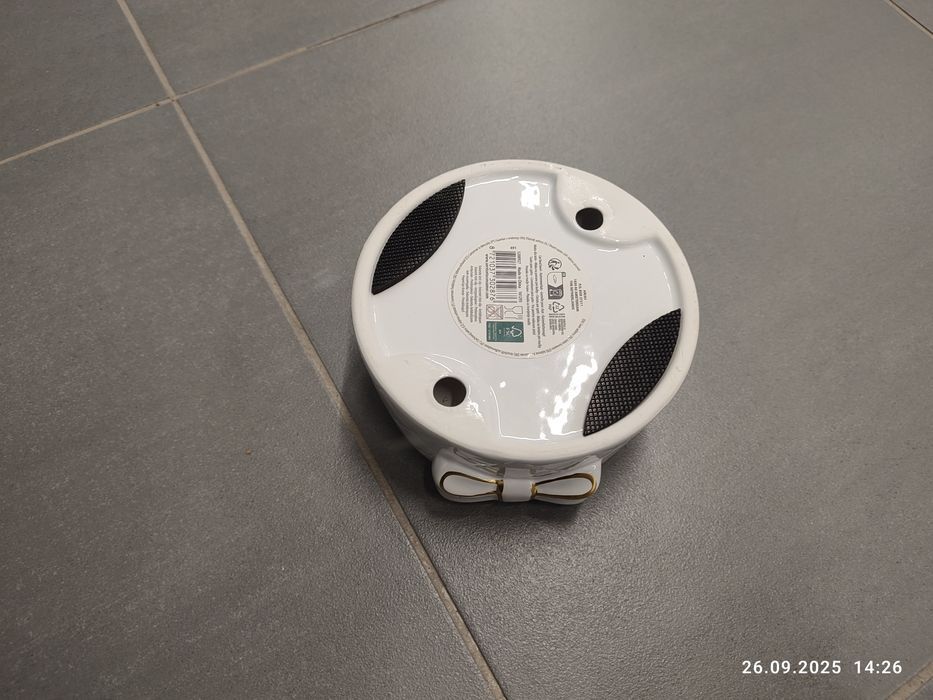 Nowa biała miska dla kota z kokardą