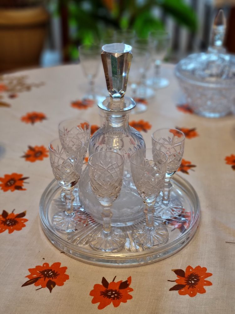 Porcelanowy zestaw karafka taca kieliszki