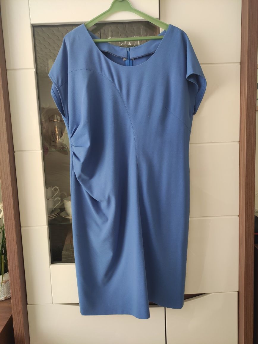 Elegancka niebieska sukienka