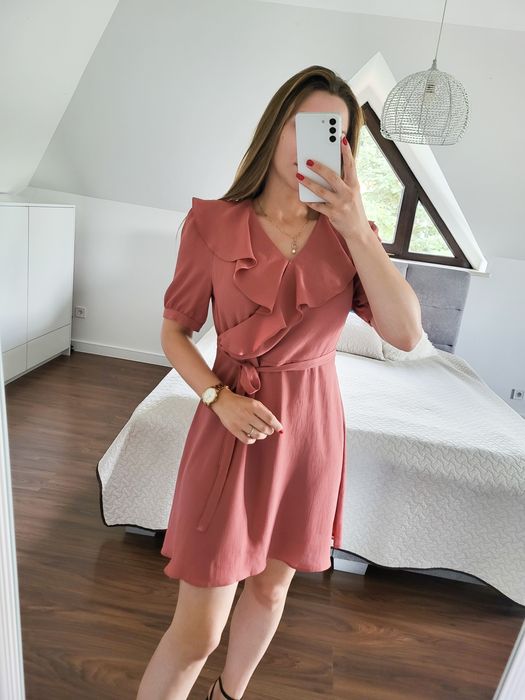 Mini sukienka z falbanką przy dekolcie - rozmiar L