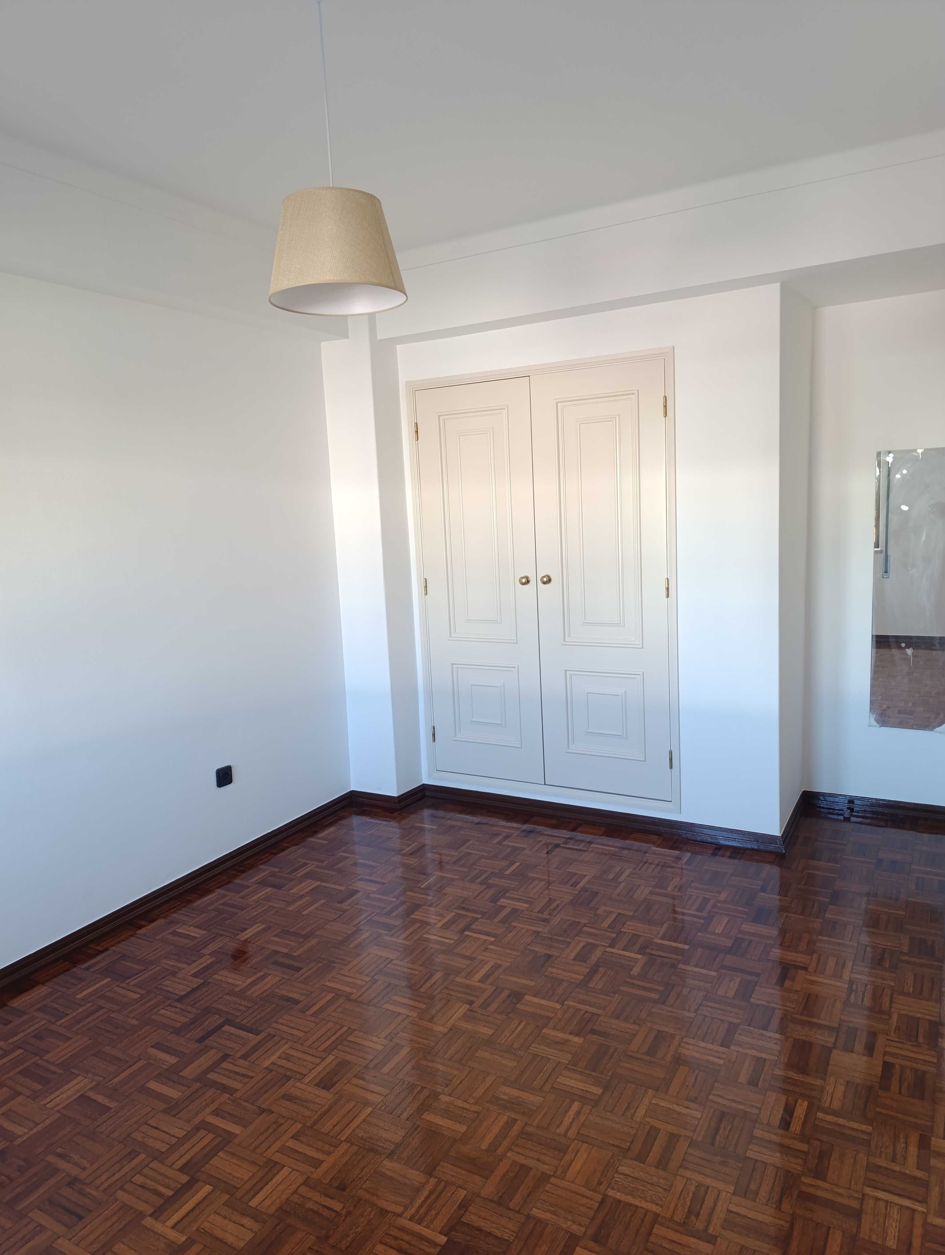 T2 recentemente remodelado no Vale das Flores com contrato