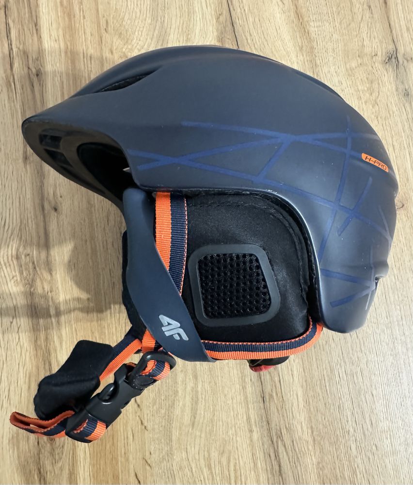 Kask narciarski 4F (M 57-58) + gogle