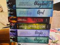 Jennifer L. Armentrout. Seria: LUX. 6 tomów.