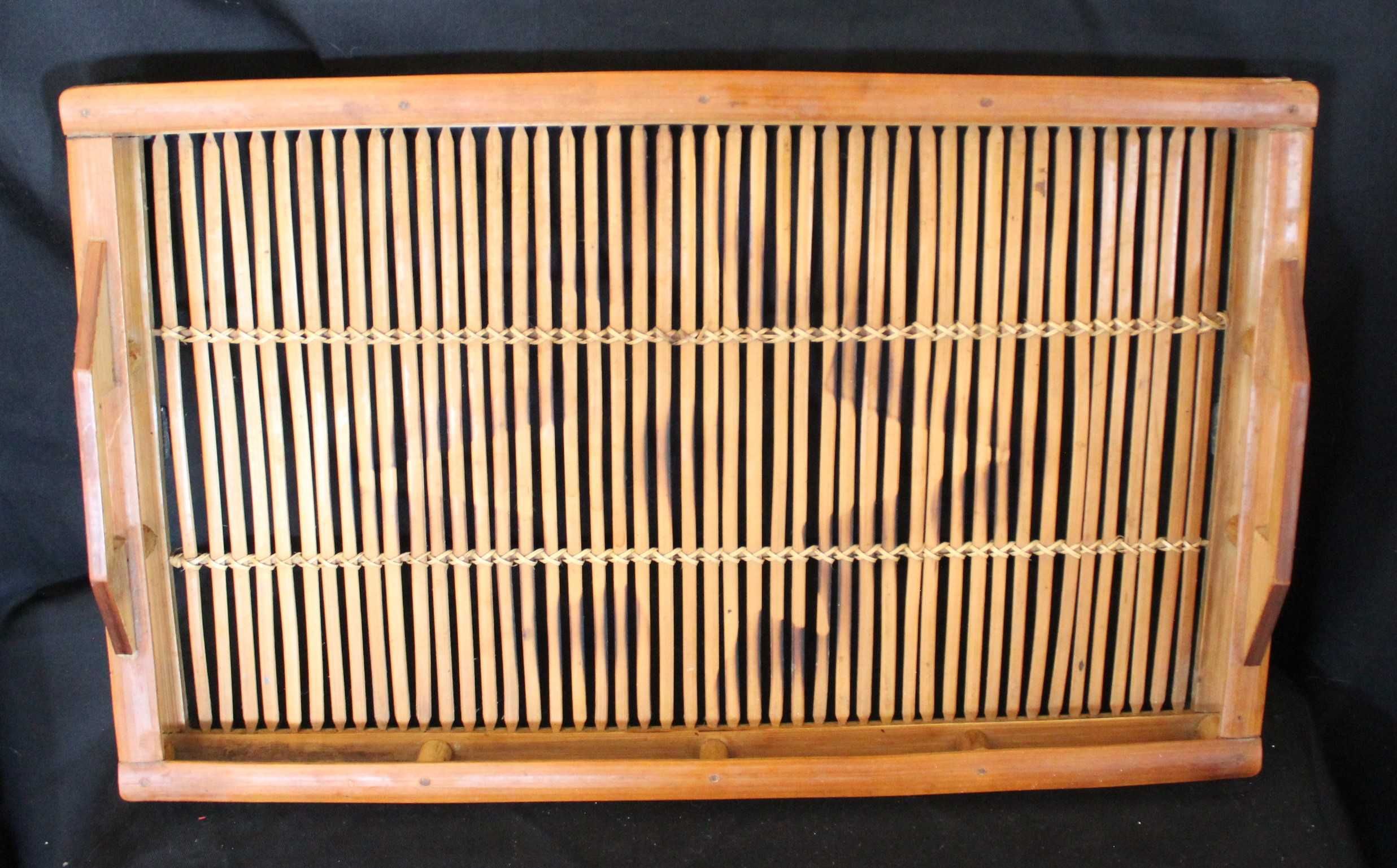 Bandeja vintage retangular feita de bambu.