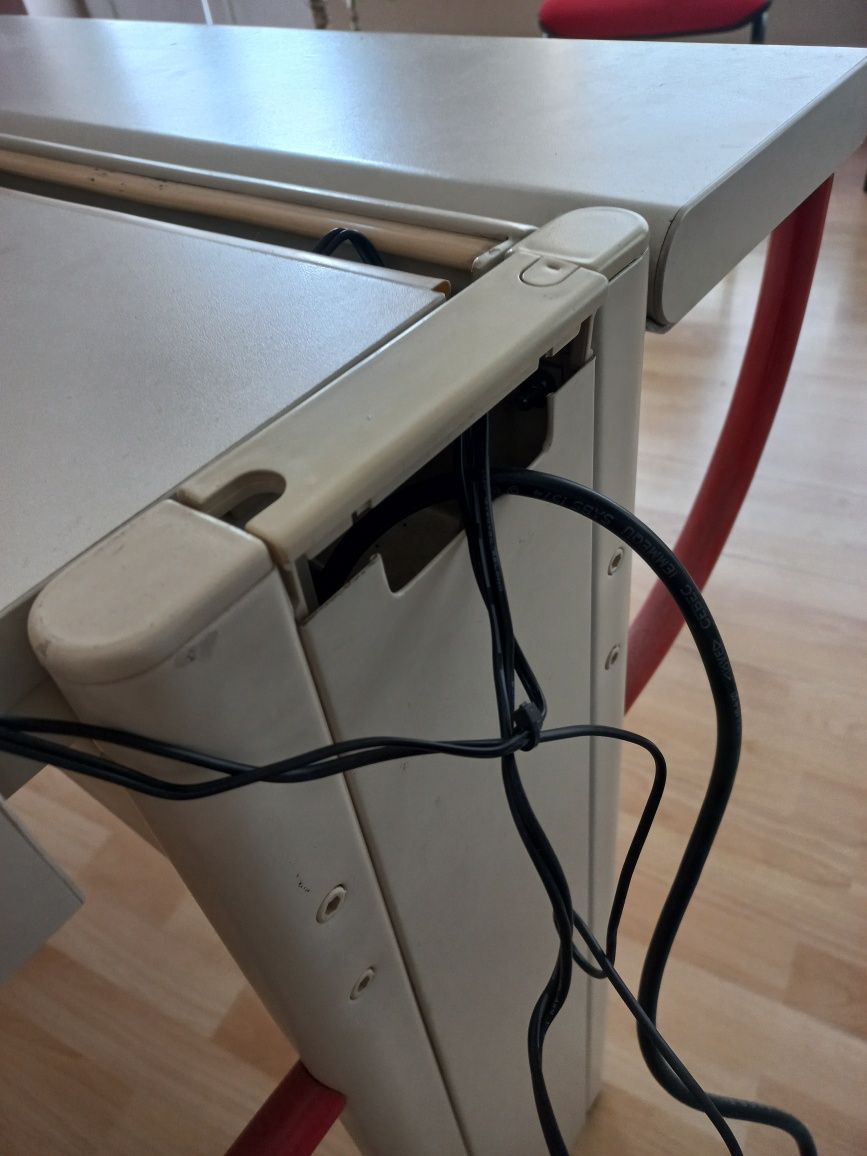 Mesa de escritório com local para fios e tomadas