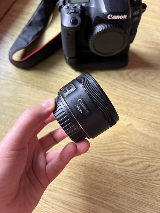 Canon EOS 77D + Canon EF 50mm f/1.8 STM + battery grip + ładowarki