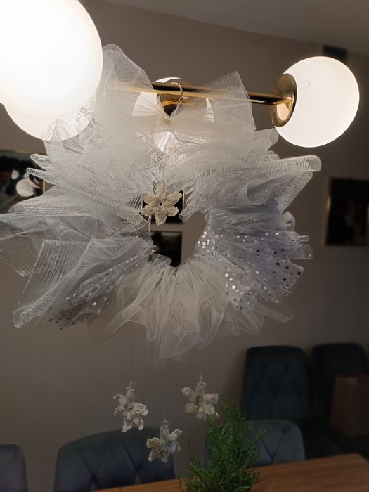 Wianek na drzwi srebrny wianek  ze śnieżynkami dekoracja zimowa