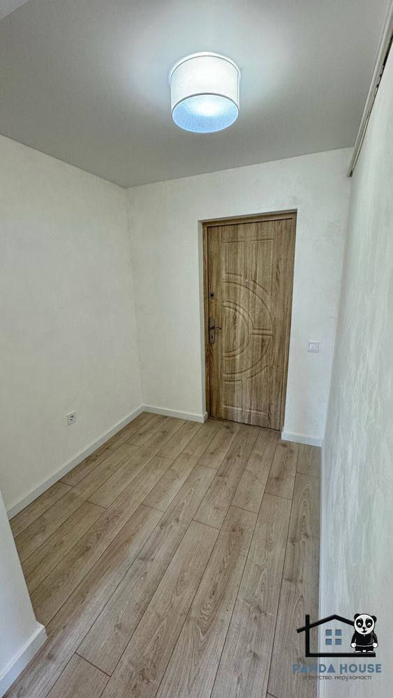 Продається 2-кімнатна квартира в цегляному будинку з новим ремонтом.