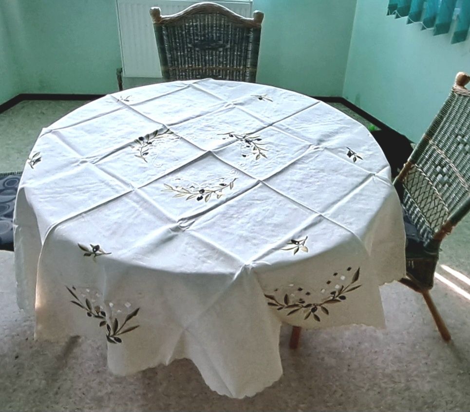 Скатерть с вышивкой на круглый стол