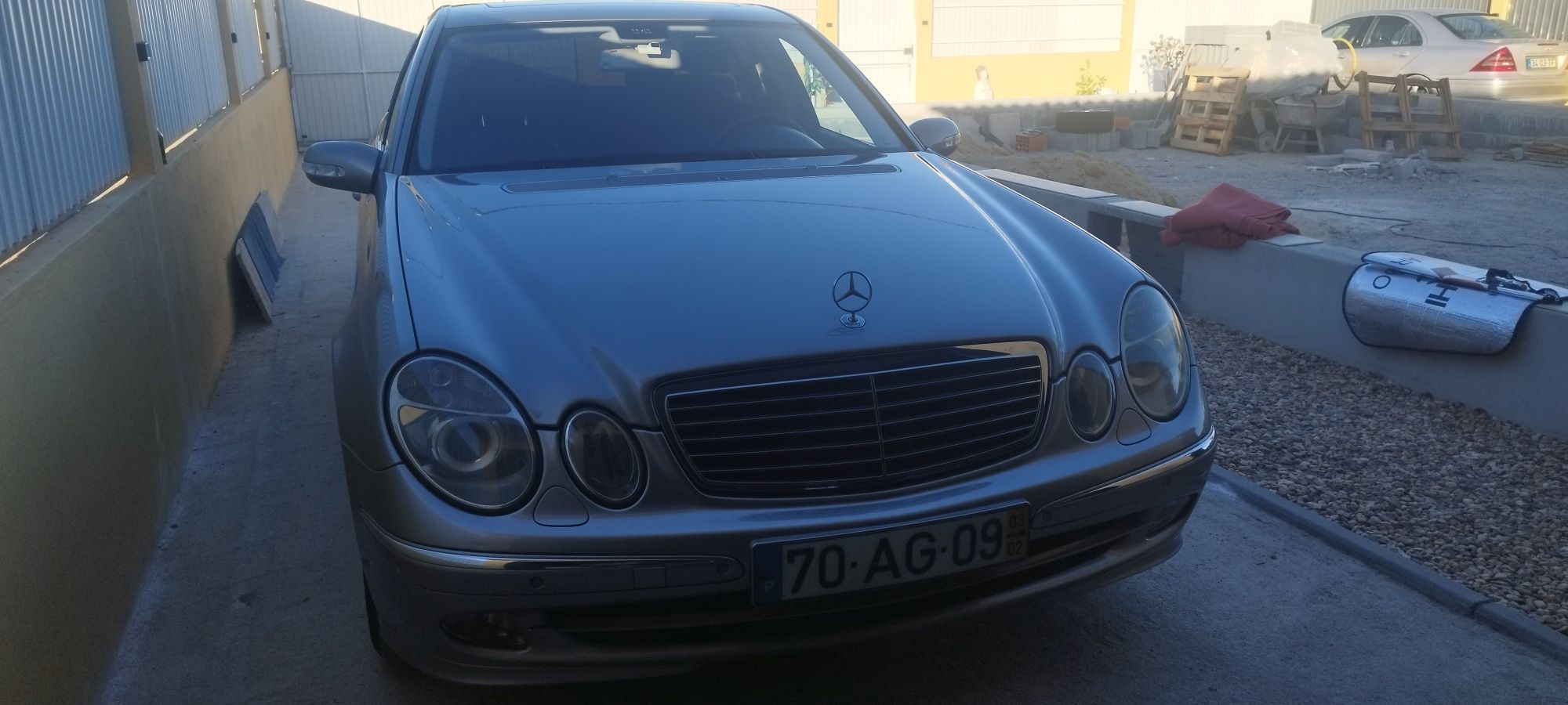Mercedes W211 com 202000KM preço negociável.