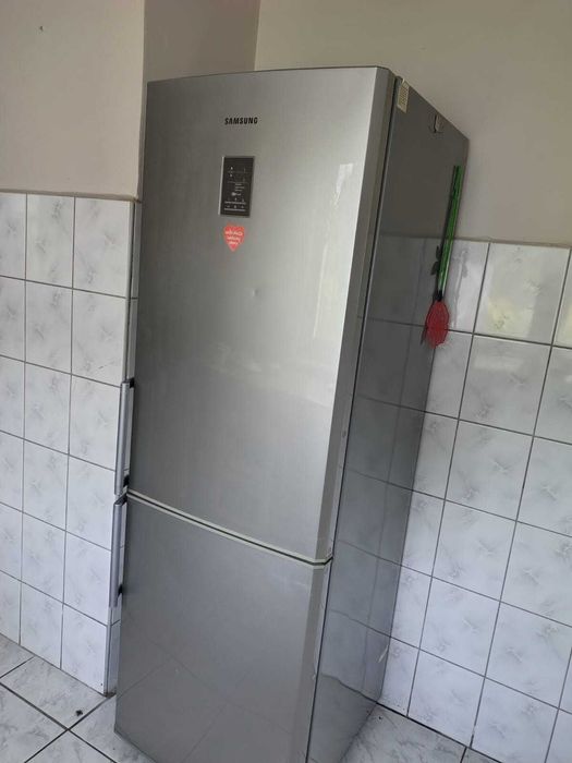Lodówka w dobrym stanie srebrna