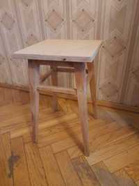dwa stołki drewniane