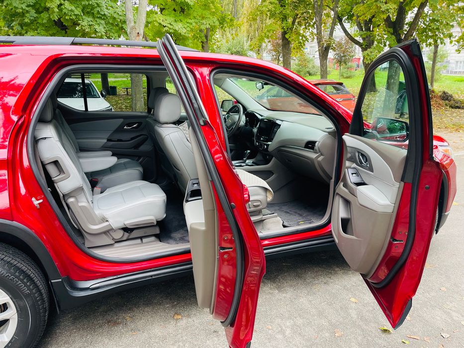 Шевроле Traverse 20 год семь мест минимальный пробег не крашеный!