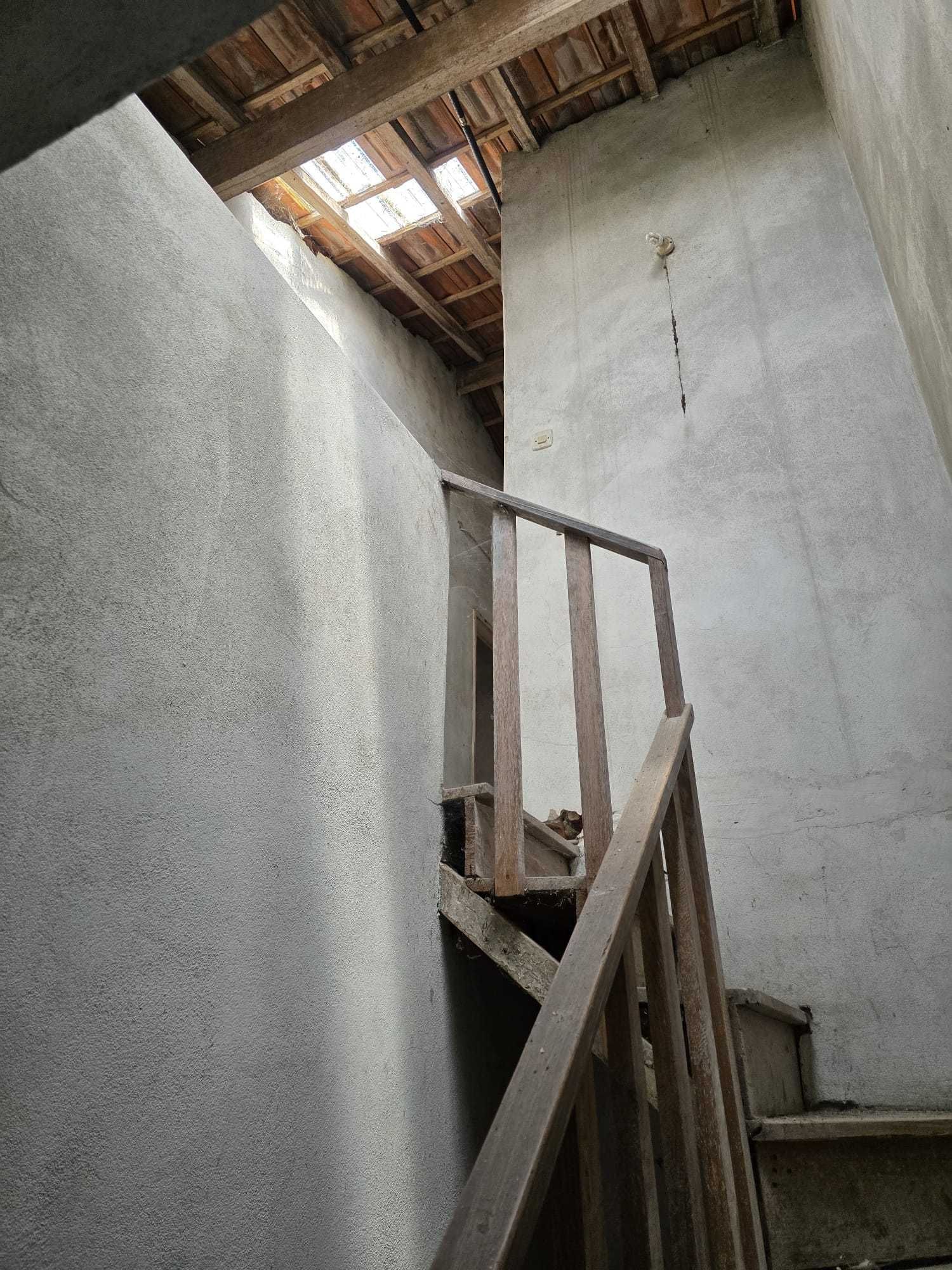 Apartamento T2 + 1 com sotão para Renovar no Centro