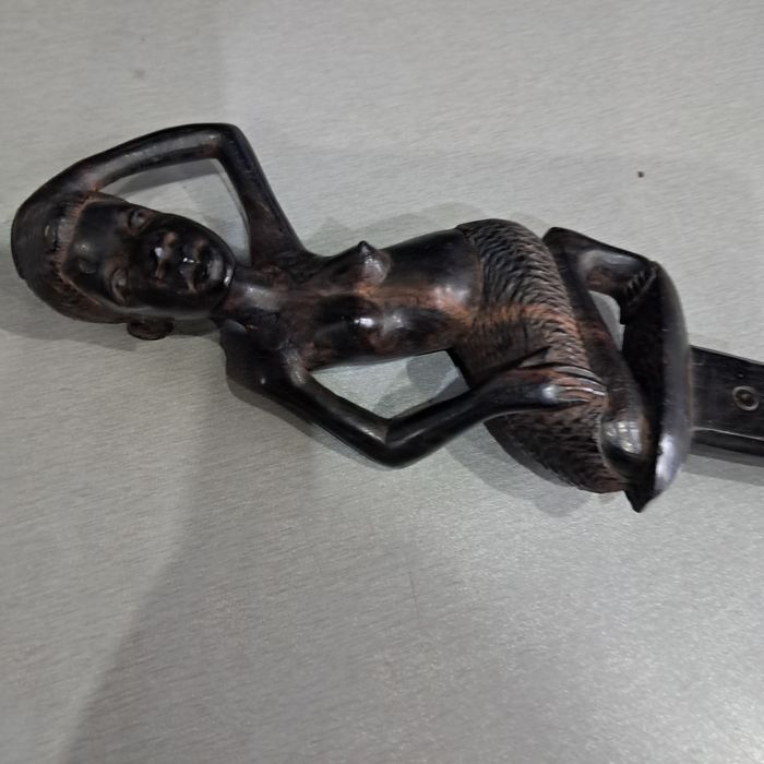 Stary nóż afrykański z drewna hebanowego