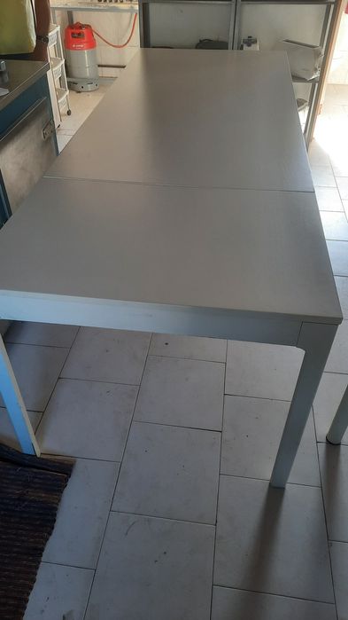 Mesas brancas, fixas e extensíveis