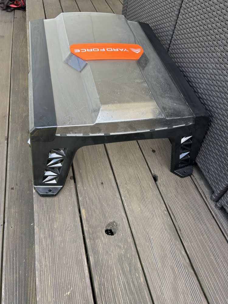 Garaż daszek dla robota koszącego yardforce
