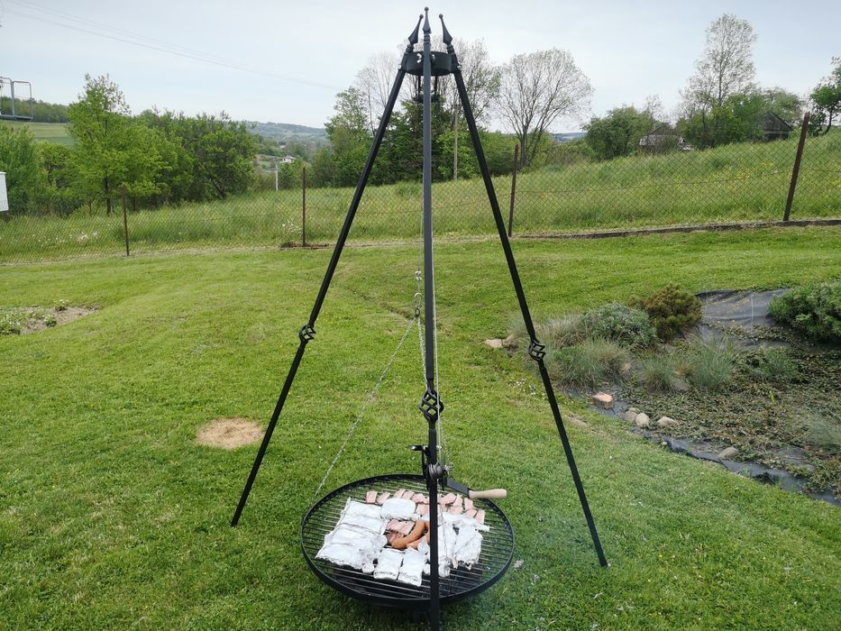 Grill ogrodowy na trójnogu z kołowrotkiem