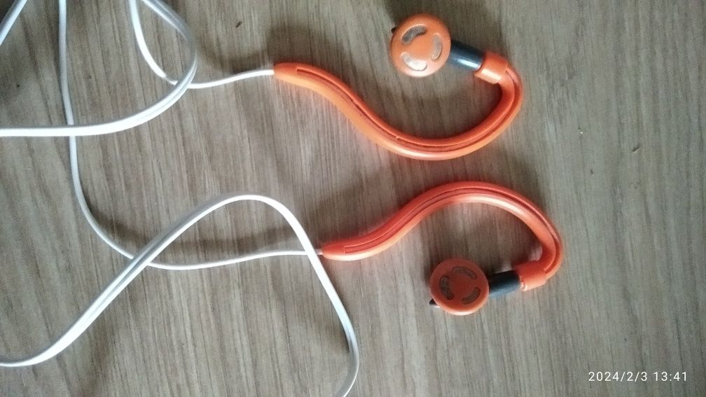 Basic-Fit słuchawki przewodowe sportowe