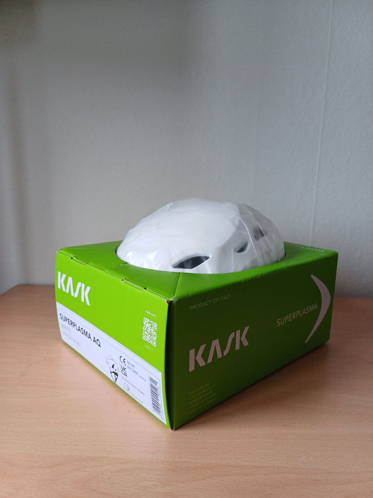 Kask super plasma AQ biały