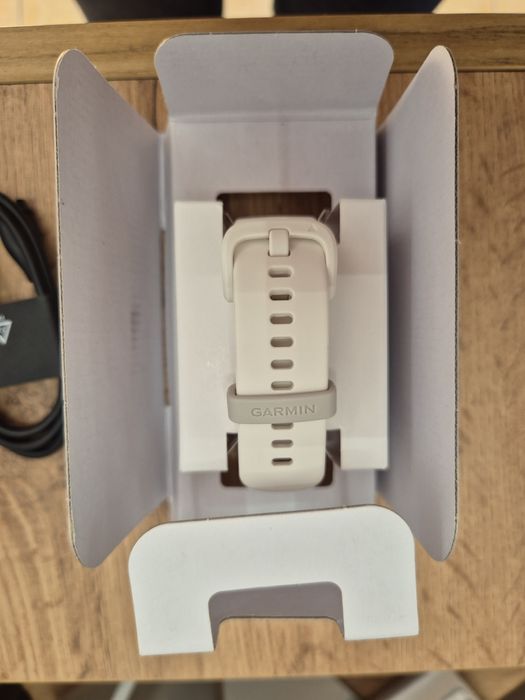 Garmin vivoactive 5 Cream Gold Aluminum Bezel with Ivory Case