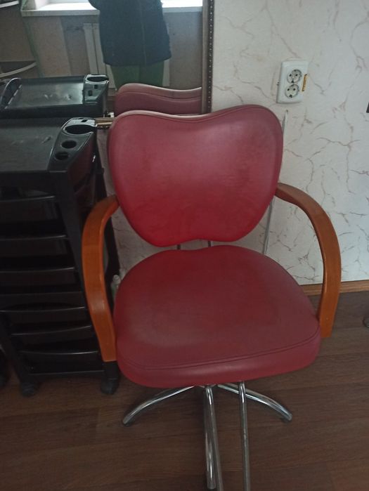 Продам крісло перукарське.