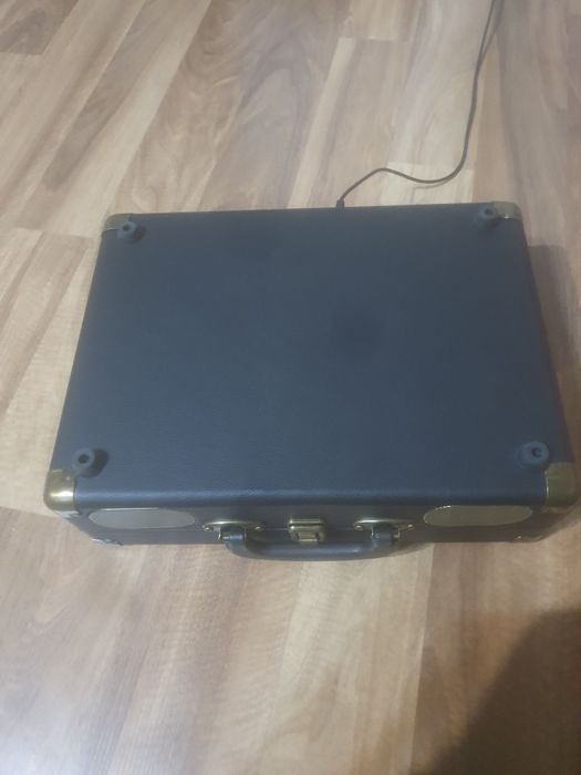 Winylowy gramofon 3-biegowy, 33/45/78 obr./min w stylu walizki z Bluet