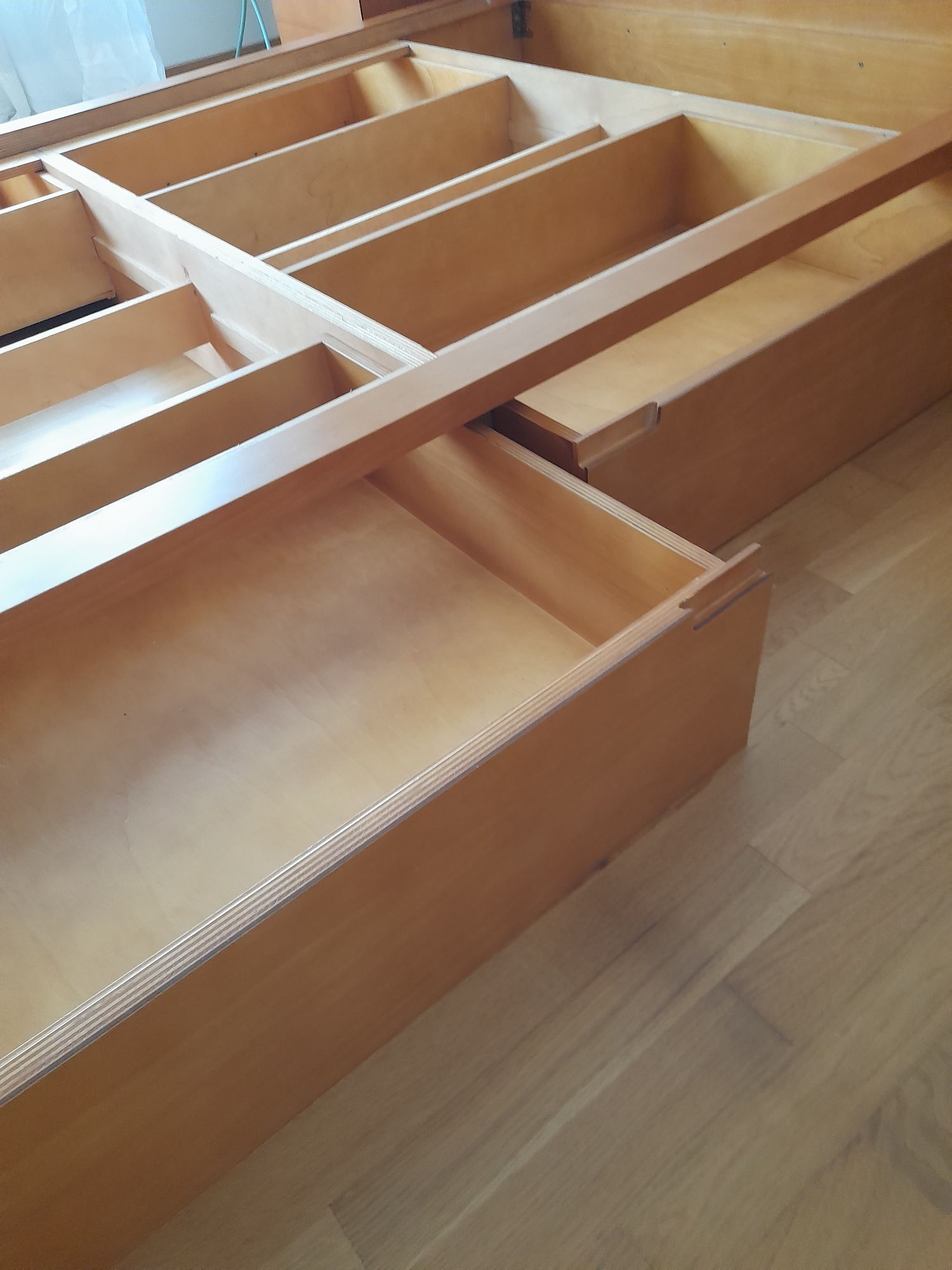 Cama com 220 cm de comprimento com colchão