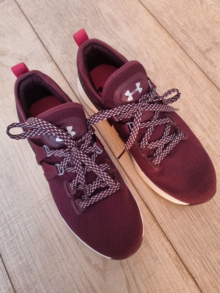 Женские кроссовки Under Armour