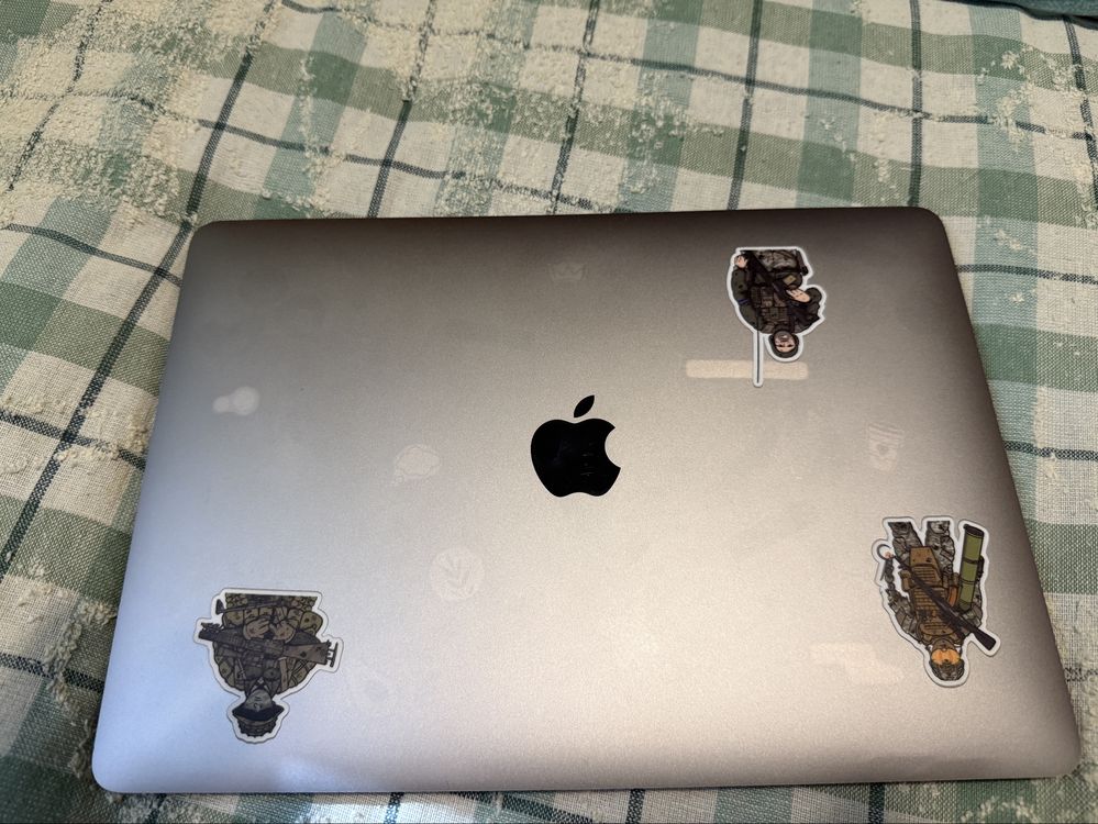 MacBook pro 13 ,2016,A1706,8gb,256 TouchBar