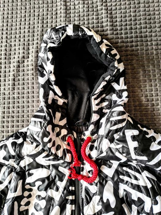 Stylowa kurtka z oryginalnym wzorem – stan idealny