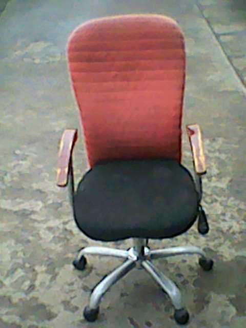 Продам стілець поворотний.