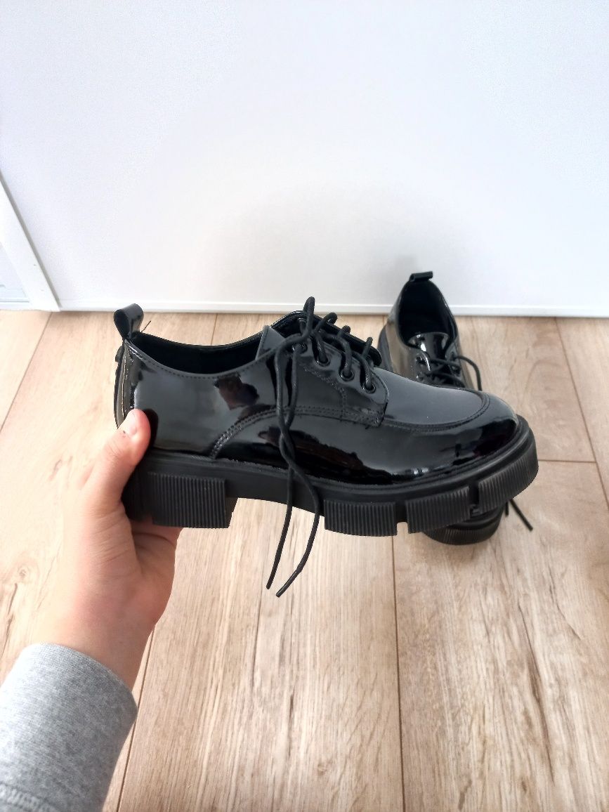 Buty mokasyny lakierowane