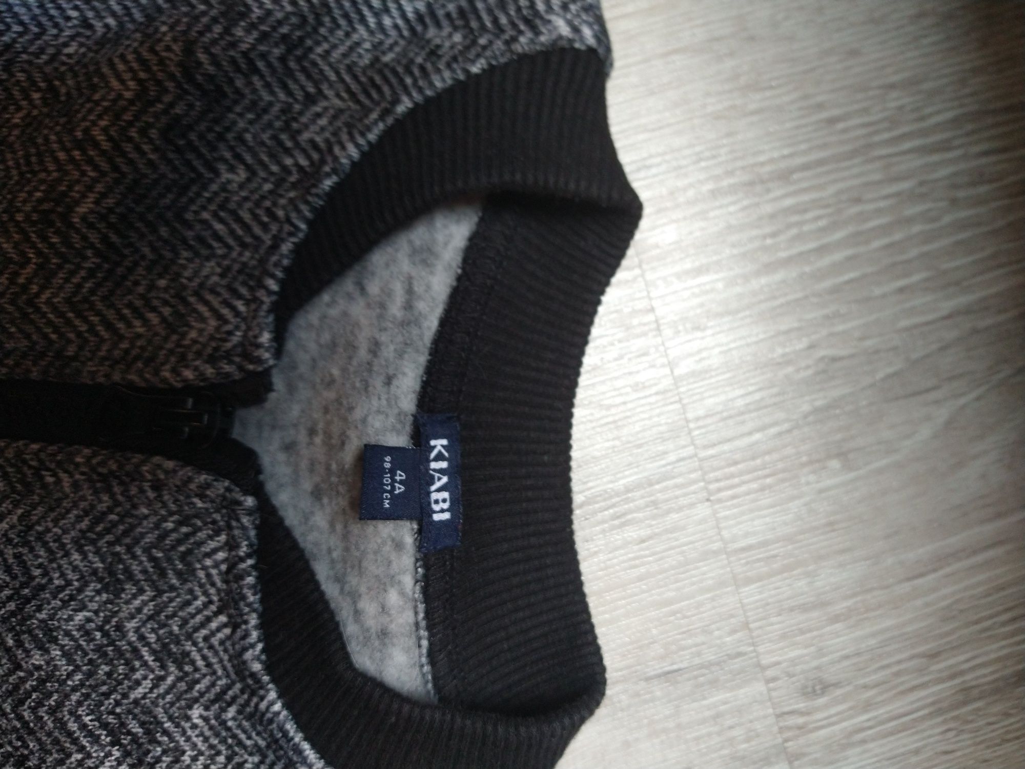 Komplet chłopięcy firmy Kiabi Spodnie Bluza roz 98-107