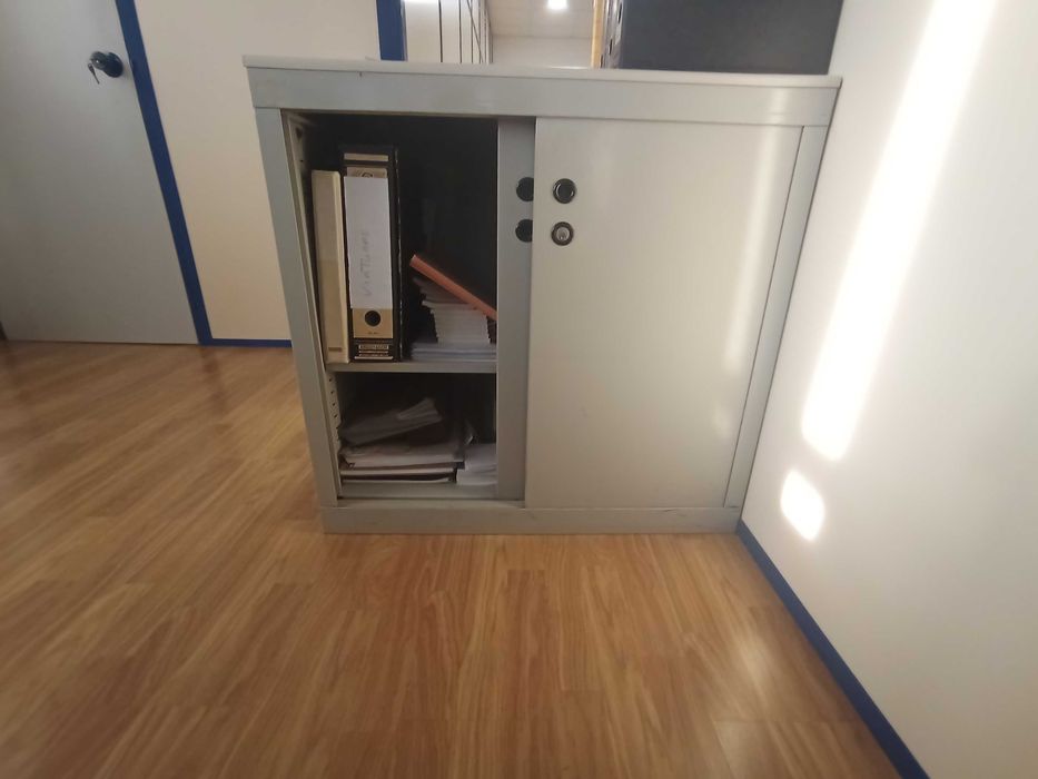 4 Móveis de metal de escritório