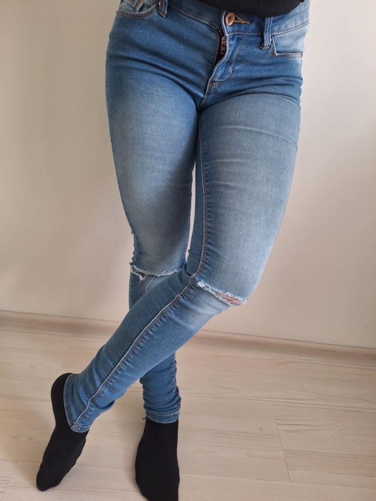 Spodnie jeansowe rurki z dziurami na kolanach xxs 32