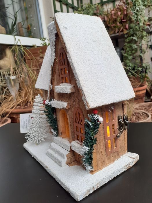 Drewniany ośnieżony domek z podświetleniem LED