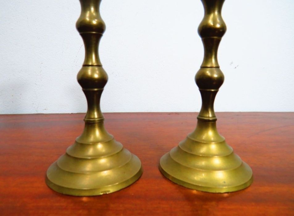 Par de castiçais em metal dourado.