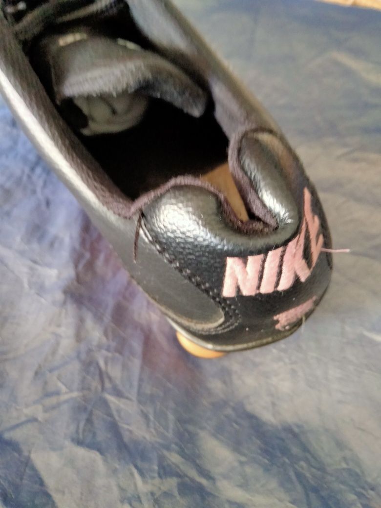 Tenis Nike. No 38, preto e cor de rosa. Usados mas em bom estado .