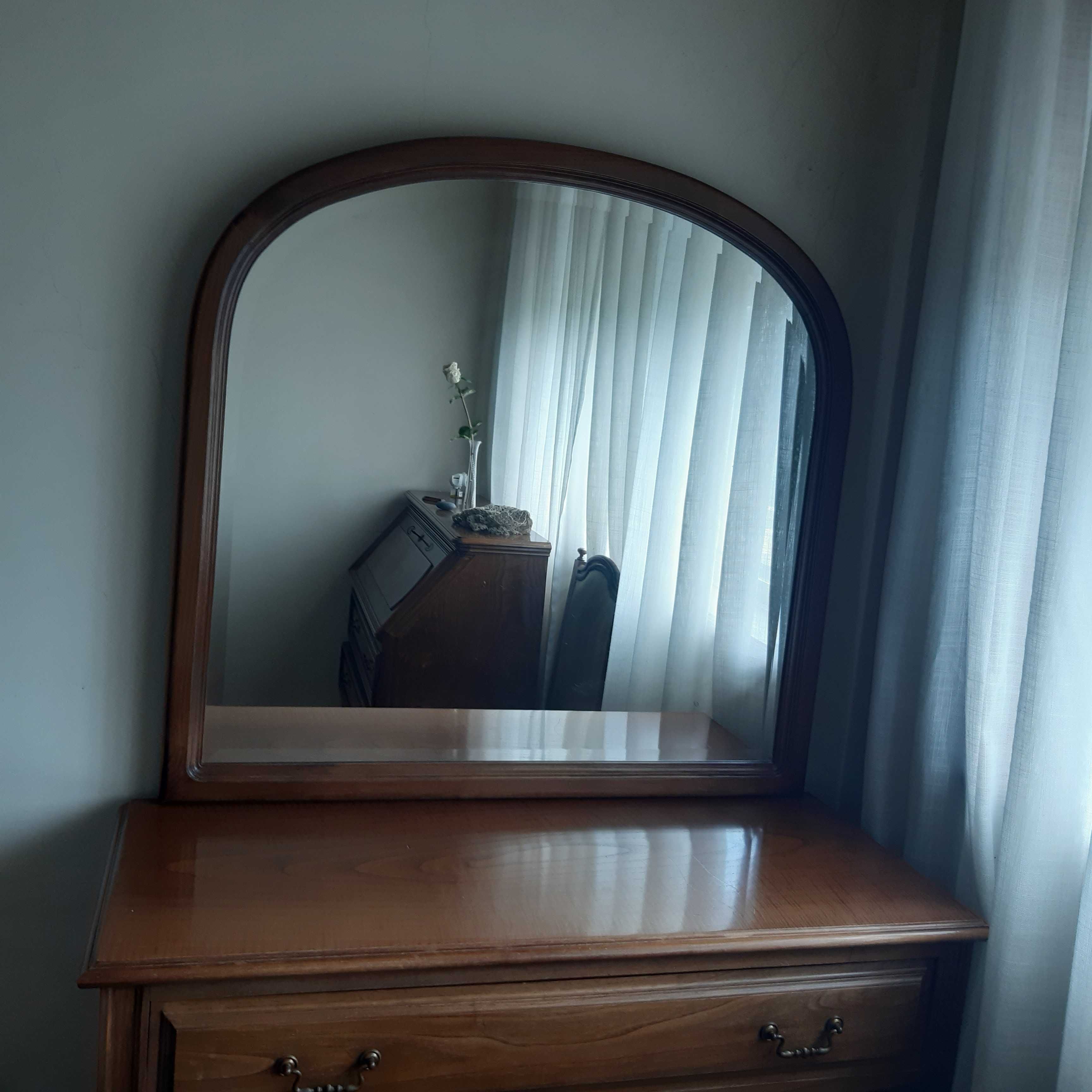 Cómoda de quarto com espelho