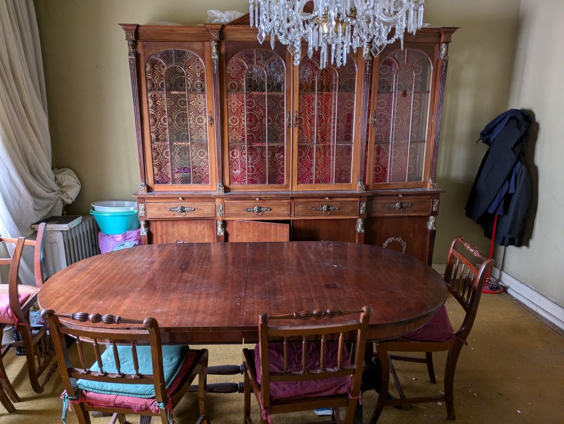 Móvel de sala, mesa e cadeiras
