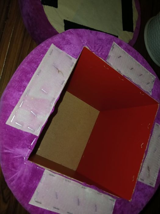 Стильний рожевий диван