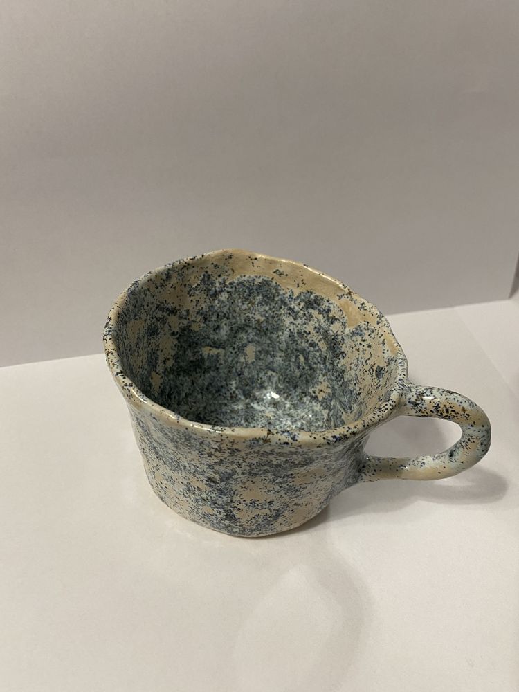Ceramiczny kubek w niebieskie kropki z gliny DIY